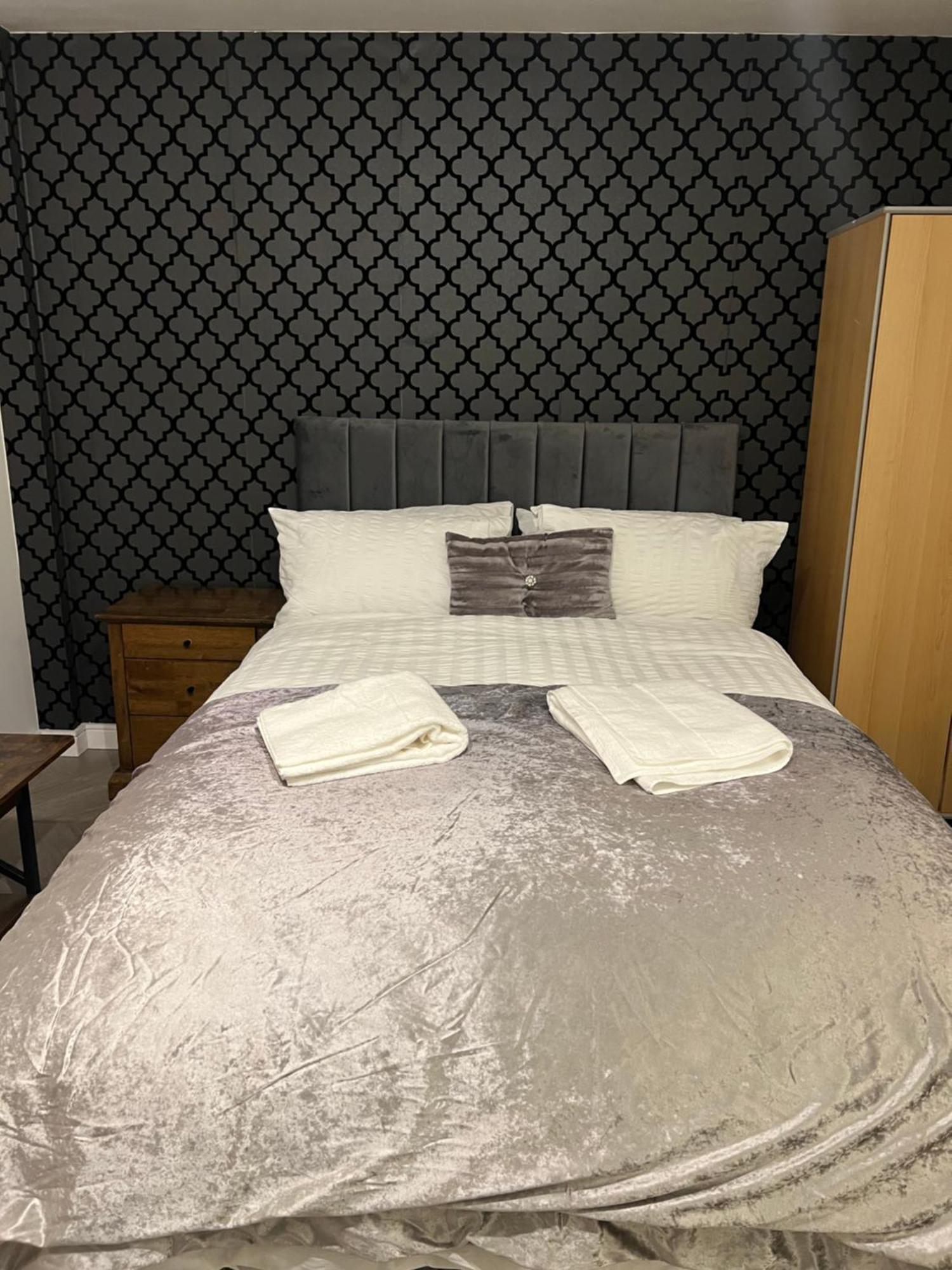 Studio Apartment Манчестър Екстериор снимка